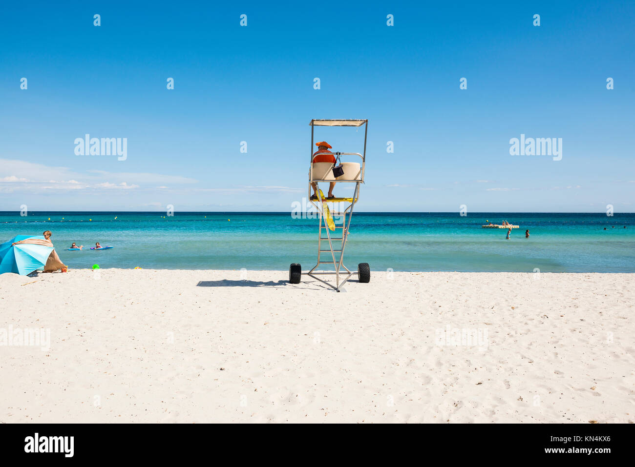 Beachguard presso la spiaggia di sabbia, la Plage des Salins, Saint Tropez, Var, Cote d' Azur, sud della Francia, Francia Foto Stock