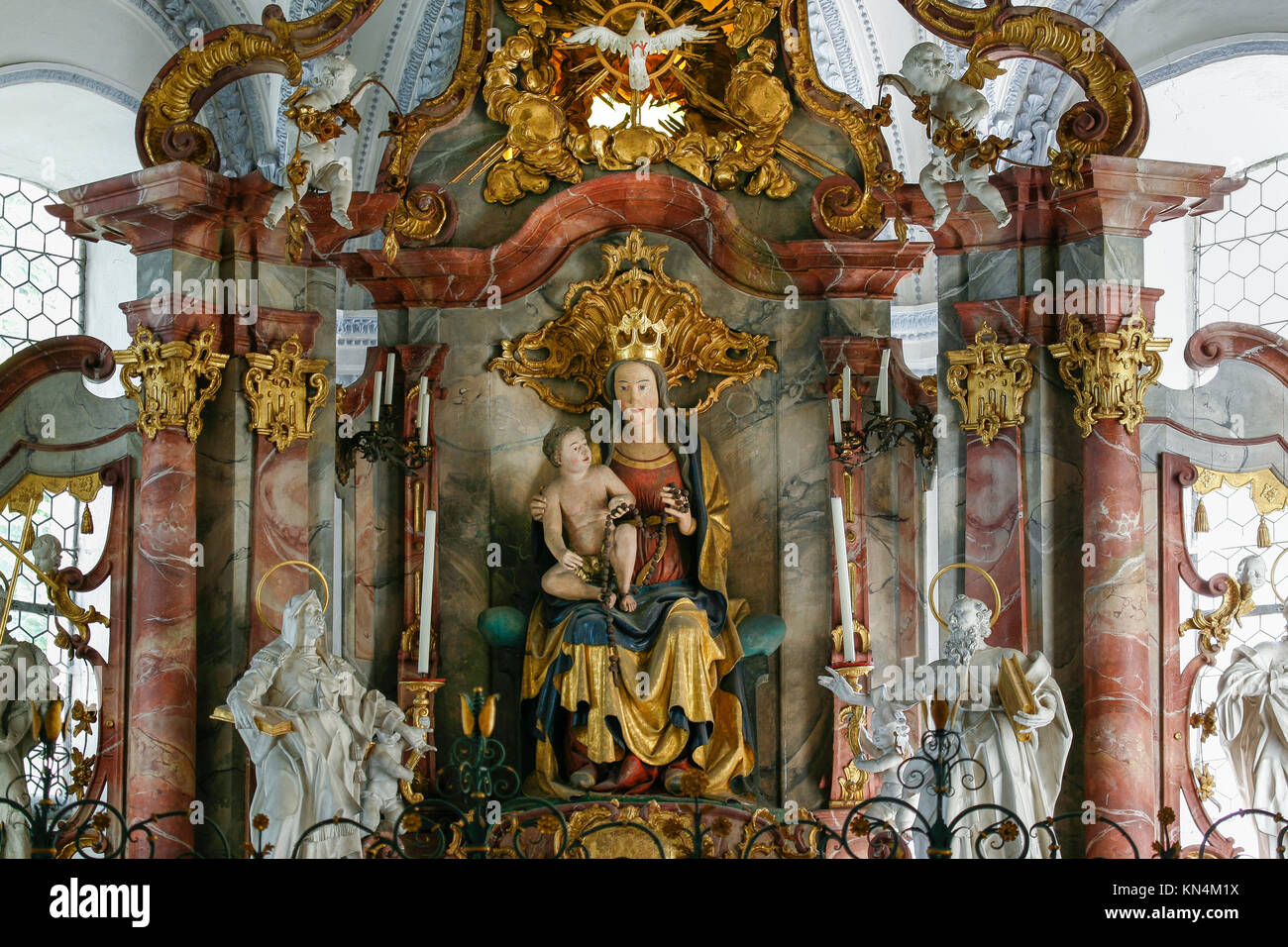 Altare di Maria con Gesù Bambino, Chiesa di San Giorgio e Giacomo, Isny, Baden-Württemberg, Germania Foto Stock
