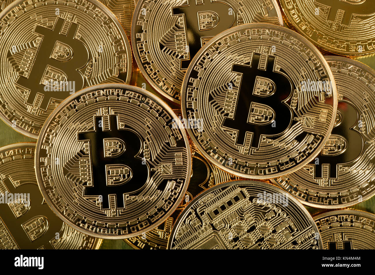 Immagine simbolo di valuta digitale, golden moneta fisica Bitcoin Foto Stock