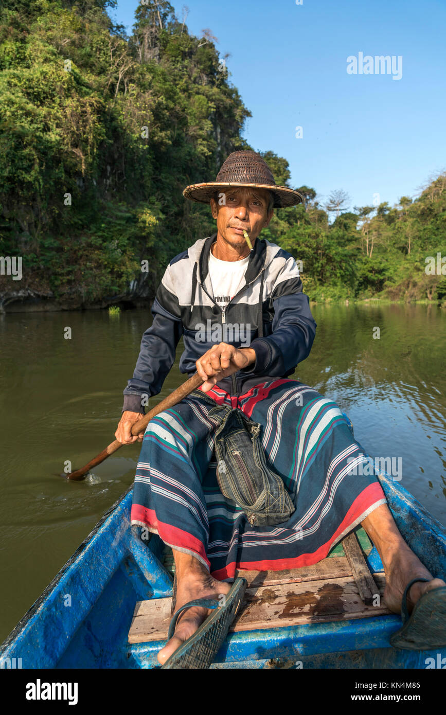 I rematori locali sul vicino lago di Saddan grotta, di Hpa-an, Myanmar Foto Stock