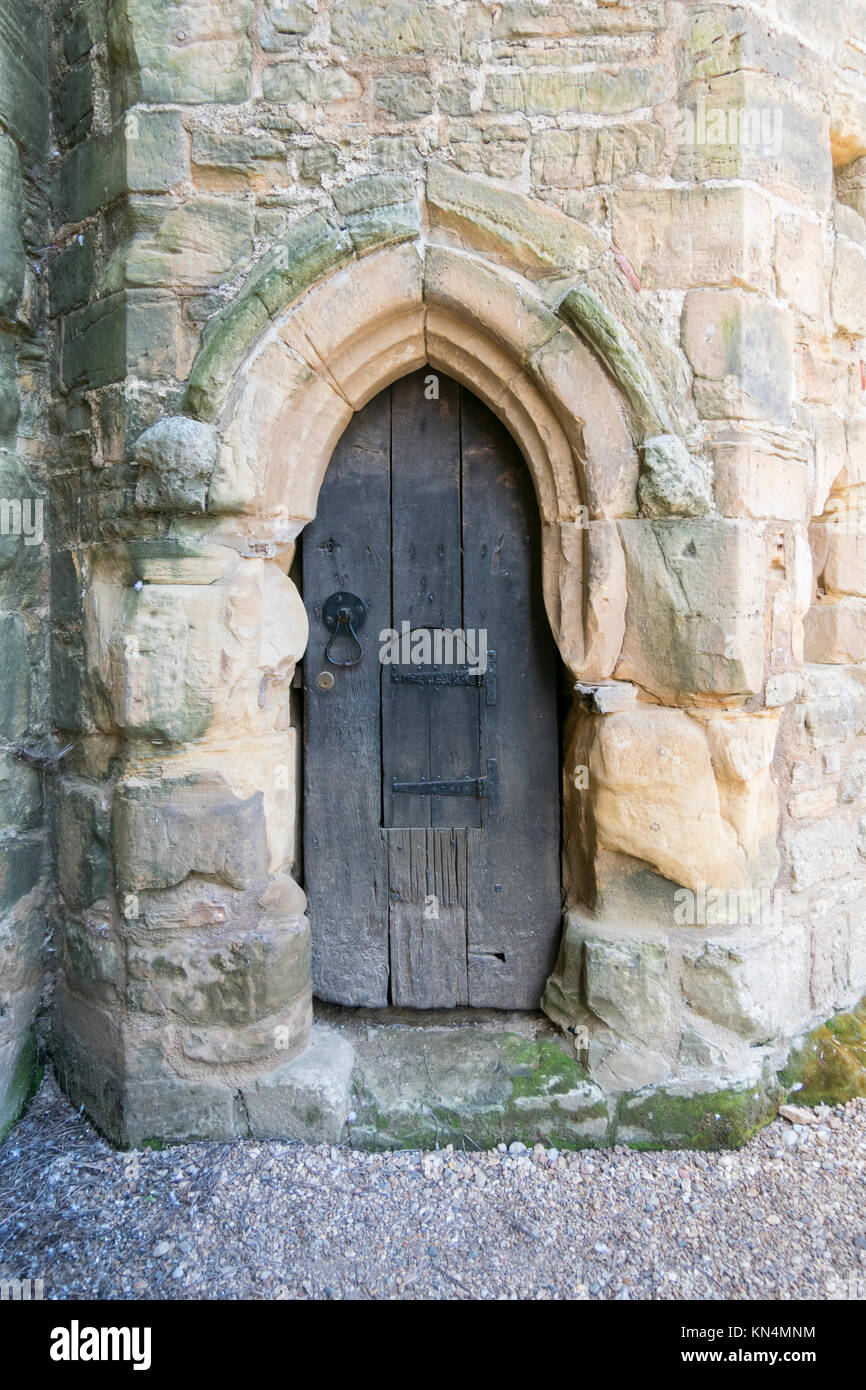 Antica porta di legno in Abbazia di Battle, battaglia, Sussex, Regno Unito Foto Stock