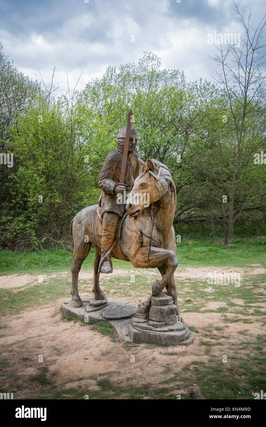 Una statua in legno di un soldato a cavallo del suo cavallo sul campo di battaglia, Abbazia di Battle, Sussex, Regno Unito Foto Stock