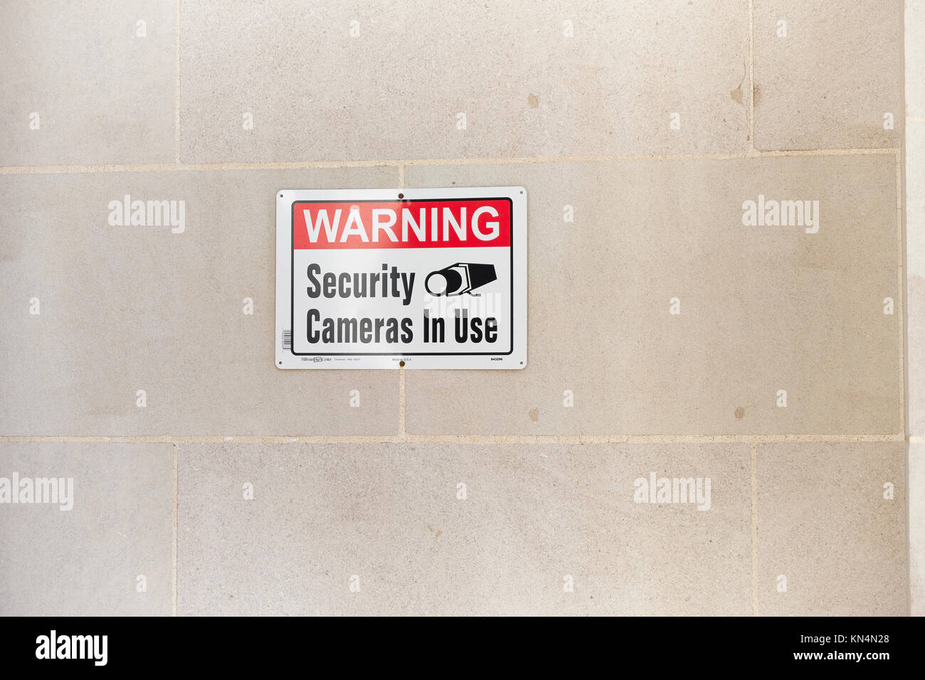 Segnale di avvertimento all'entrata negli Stati Uniti ad una banca consulente una telecamera di sicurezza e le telecamere sono in uso per scopi di sorveglianza. Foto Stock