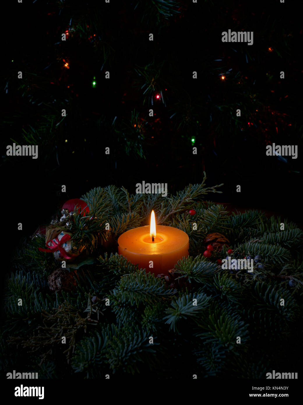 Immagini Di Natale Cristiane.Decorazione Di Natale Con Una Candela Nel Mezzo Di Una Ghirlanda Fatta Con Foglie Di Pino E Di Altri Cristiani Simboli Vacanze Contro Cark Albero Di Natale Luci B Foto Stock