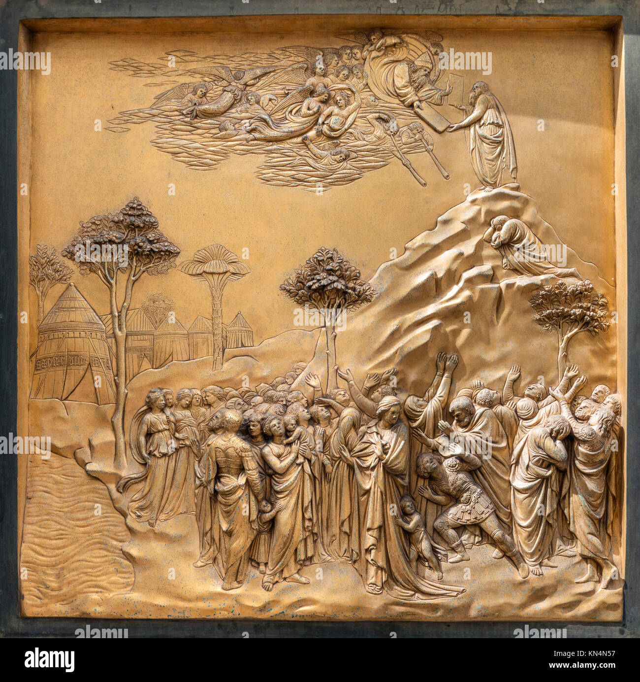Mosè riceve i Dieci Comandamenti pannello su "I Cancelli del Paradiso" porte, da Lorenzo Ghiberti, Ingresso Est al Battistero, Firenze, Italia Foto Stock