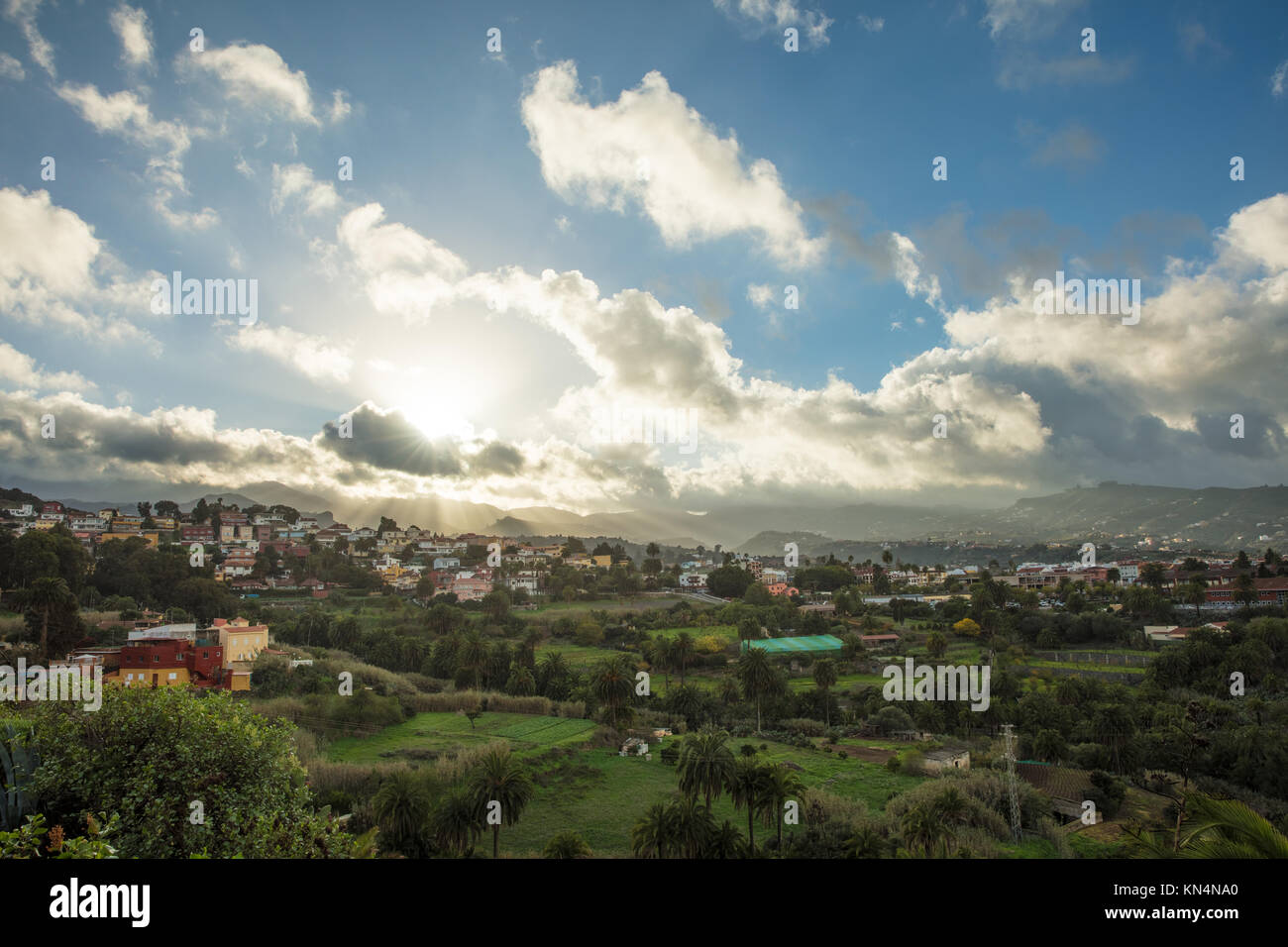 Idilliaci villaggio in Gran Canaria con Cielo e nubi Foto Stock