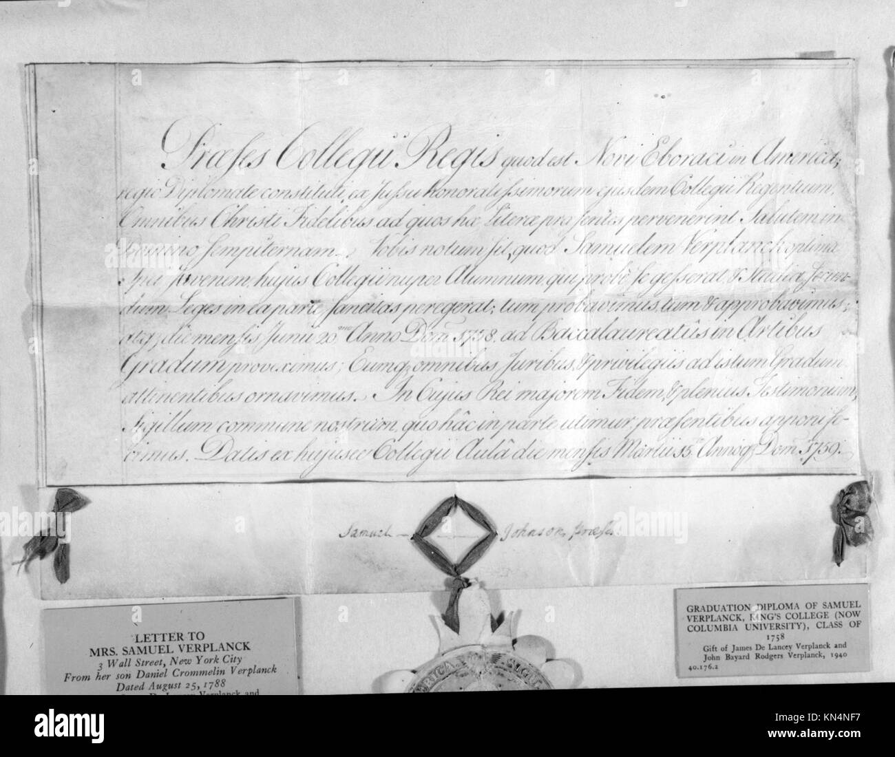 Diploma di laurea con scritta formale ed elementi decorativi, che rappresentano i documenti accademici storici e la tradizione educativa, conservato in una collezione museale. Foto Stock