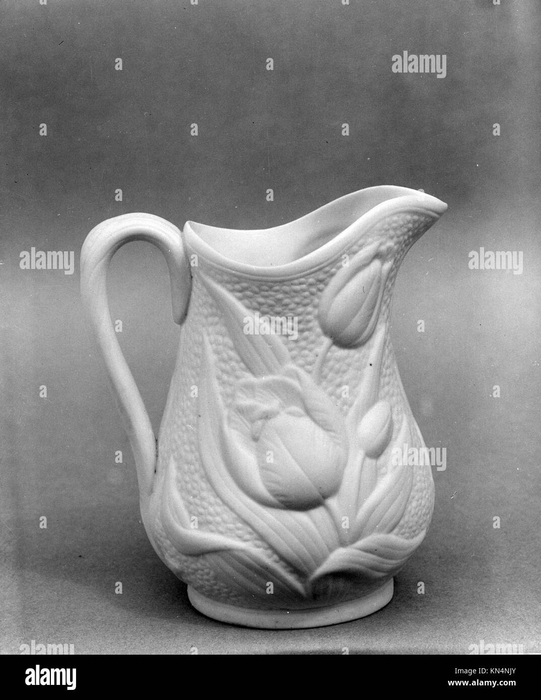 Crema Pitcher MET 140835 2633 American, Crema Pitcher, 1830?70, porcellana Parian, 5 3/8 x 4 7/8 x 3 11/16 poll. (13.7 x 12.4 x 9.4 cm). Il Metropolitan Museum of Art, New York. Dono del Dr. Charles W. Green, 1947 (47.90.88) Foto Stock