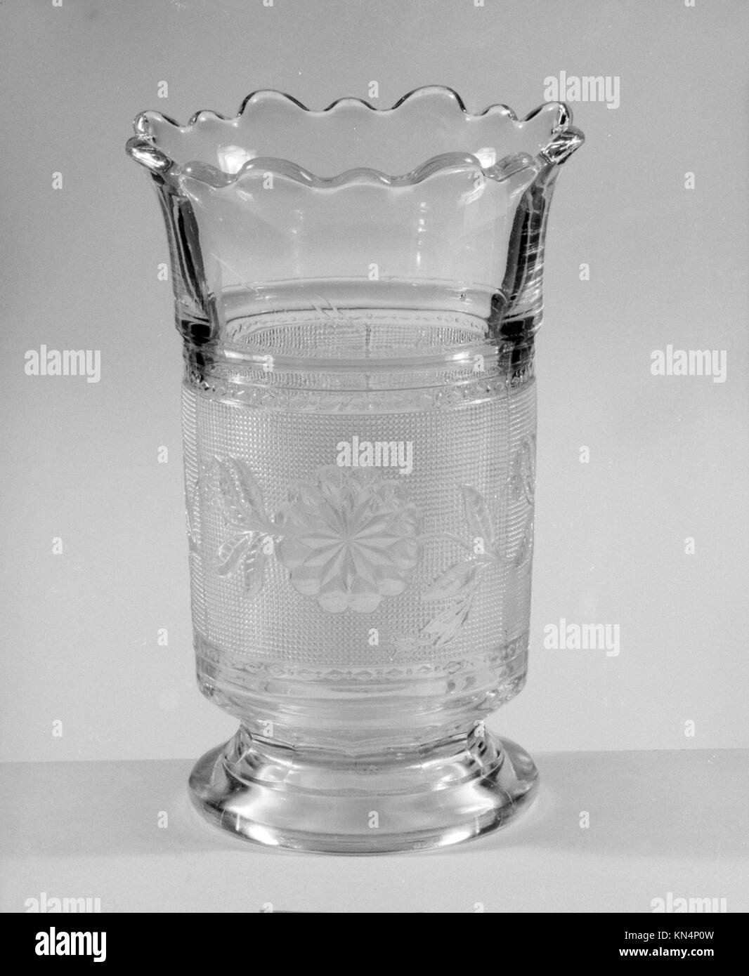 Celery Vase MET 187153 1511 maker: Portland Glass Company, 1864?73, Celery Vase, ca. 1865, vetro pressato, H. 6 1/4 poll. (15.9 cm). Il Metropolitan Museum of Art, New York. Regalo della Sig.ra Emily Winthrop Miles, 1946 (46.140.859) Foto Stock