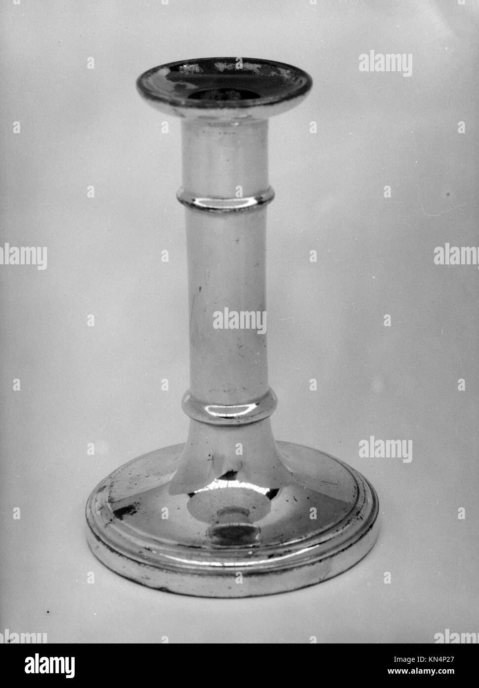 Questo candelabro in terracotta inglese del 1800-1830 presenta decorazioni in lusterware, che riflettono l'arte ceramica e il design funzionale dei primi anni del XIX secolo. Foto Stock