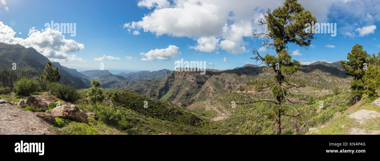 Gran Canaria panorama paesaggio di montagne di Tejeda con cielo blu e nuvole Foto Stock