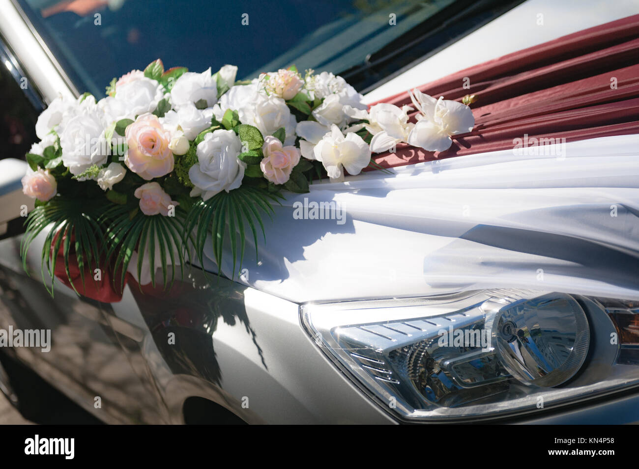 Auto nozze.decorazioni per matrimoni sul matrimonio.auto di lusso auto  nozze decorato con fiori.appena sposata con segno e lattine attaccato Foto  stock - Alamy