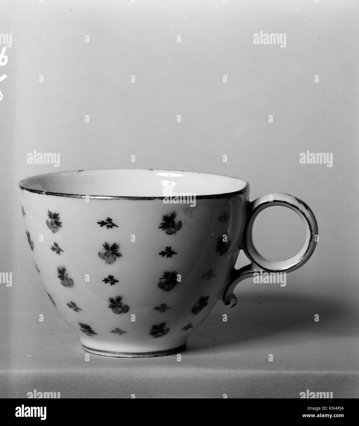 Tazza e piattino in porcellana francese, ca. 1780, altezza tazza 2 1/4" (5,7 cm), diametro coppa 3 1/8" (7,9 cm), diametro piattino 5 1/8" (13 cm), al Metropolitan Museum of Art, dono di W. Everett Verplanck, 1941. Foto Stock