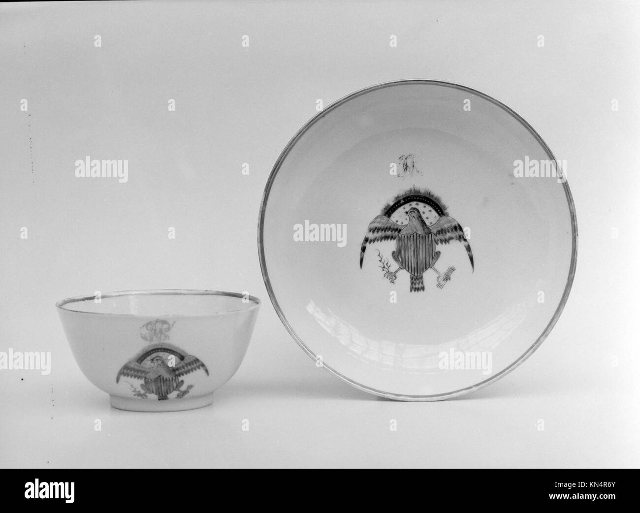 Coppa e Saucer MET 142737 2777 Cinese, Coppa e Saucer, 1853?57, Porcellane, tazza: H. 1 3/4 poll. (4.4 cm); Diam. 3 1/2 poll. (8.9 cm) Saucer: Diam. 6 1/2 poll. (16.5 cm). Il Metropolitan Museum of Art, New York. Dono di Charles K. Davis, 1948 (48.172.4, .5) Foto Stock