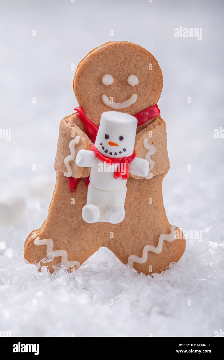 Funny Gingerbread cookie uomini con marshmallow pupazzo di neve Foto Stock