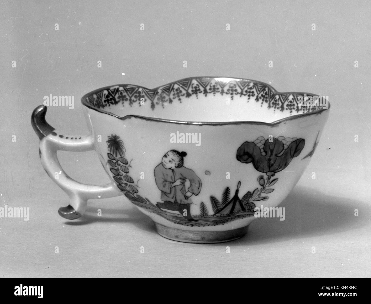Questa tazza, parte di un set, è un recipiente europeo per bere utilizzato in contesti formali o rituali, che mette in risalto il design raffinato e l'artigianato, conservato in una collezione museale. Foto Stock