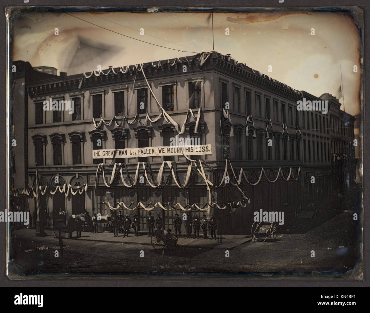 Un'opera d'arte storica intitolata "il grande uomo è caduto" che raffigura temi di perdita e caduta, riflettendo momenti culturali e storici di cambiamento, conservati per lo studio e l'esposizione. Foto Stock