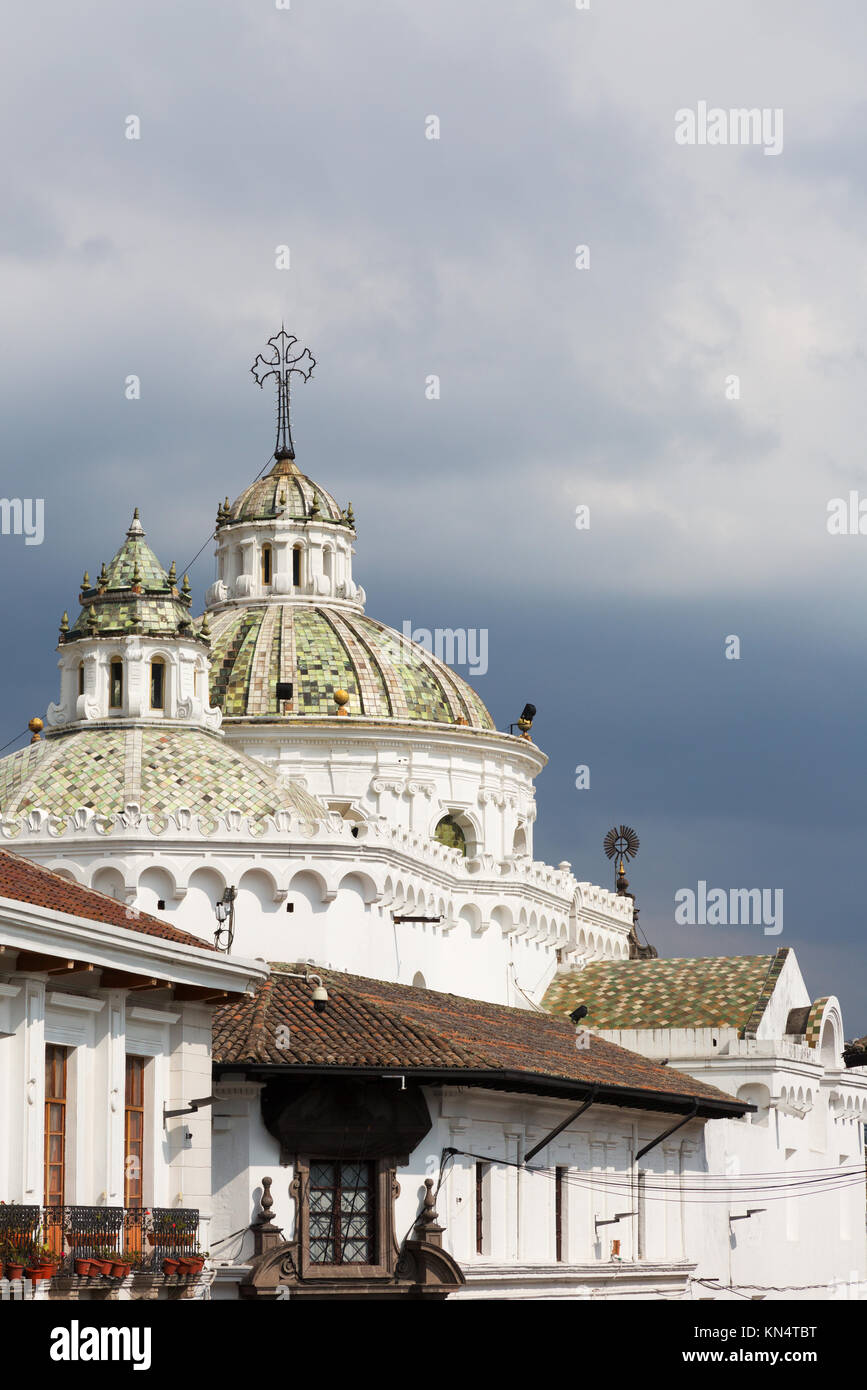 Quito Ecuador - le cupole di La Compania chiesa, Quito città vecchia, sito Patrimonio Mondiale dell'UNESCO, Quito Ecuador America del Sud Foto Stock