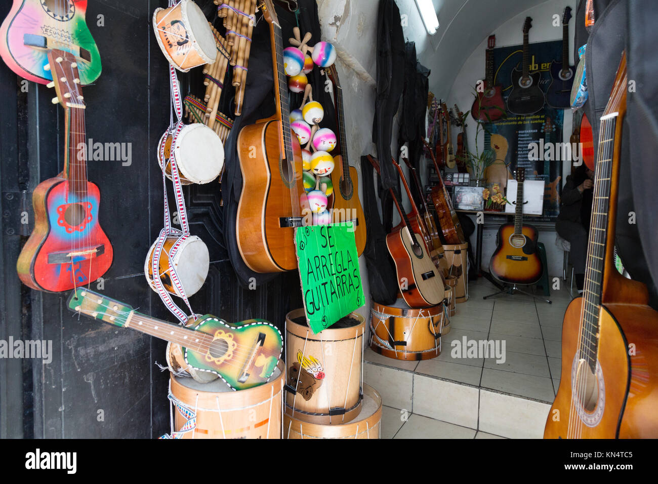 Negozio di chitarra, Quito, Ecuador, Sud America Foto Stock