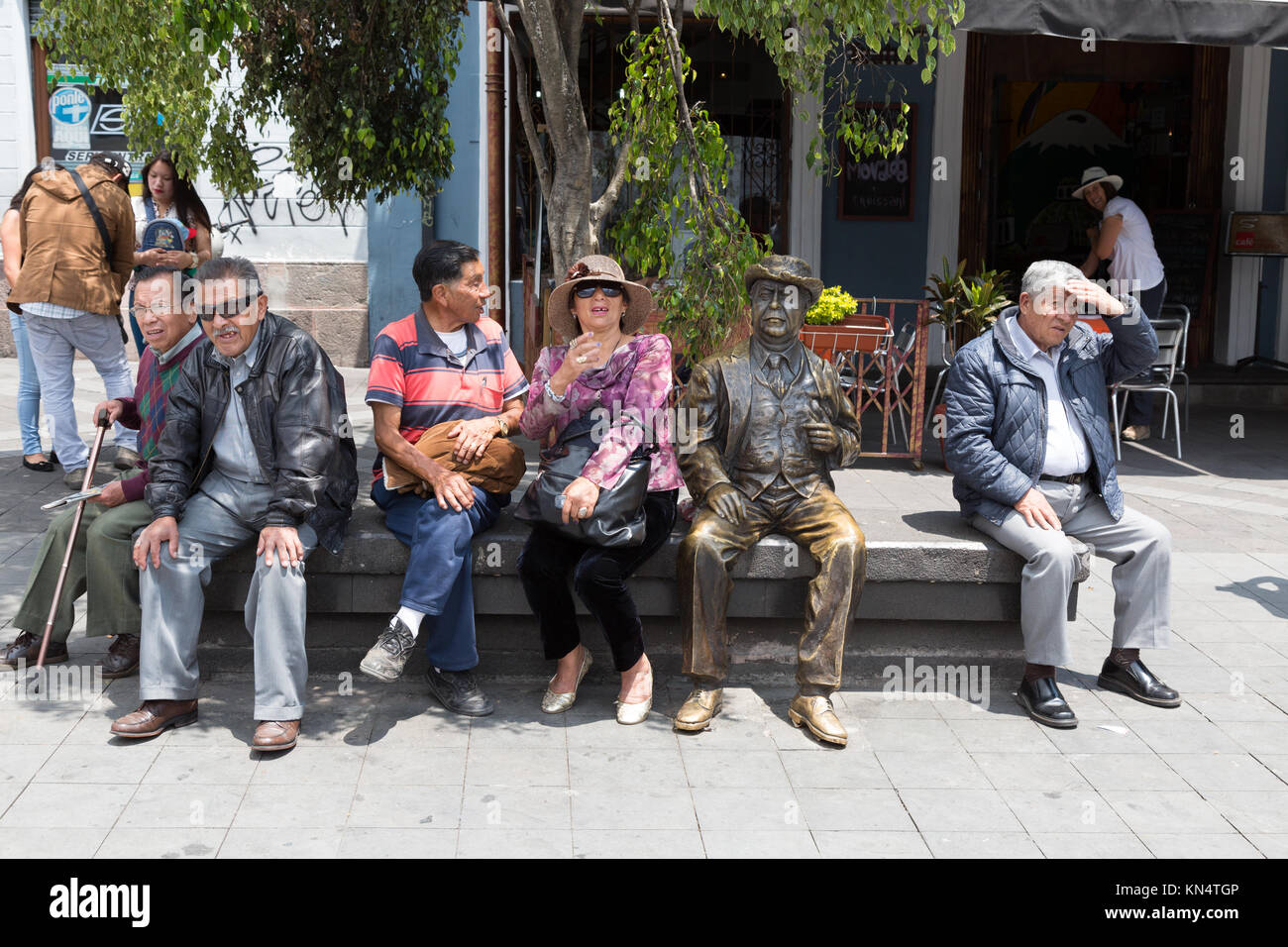 Ecuador la gente seduta su una panchina con statua, Plaza del Teatro, Quito, Ecuador, Sud America Foto Stock