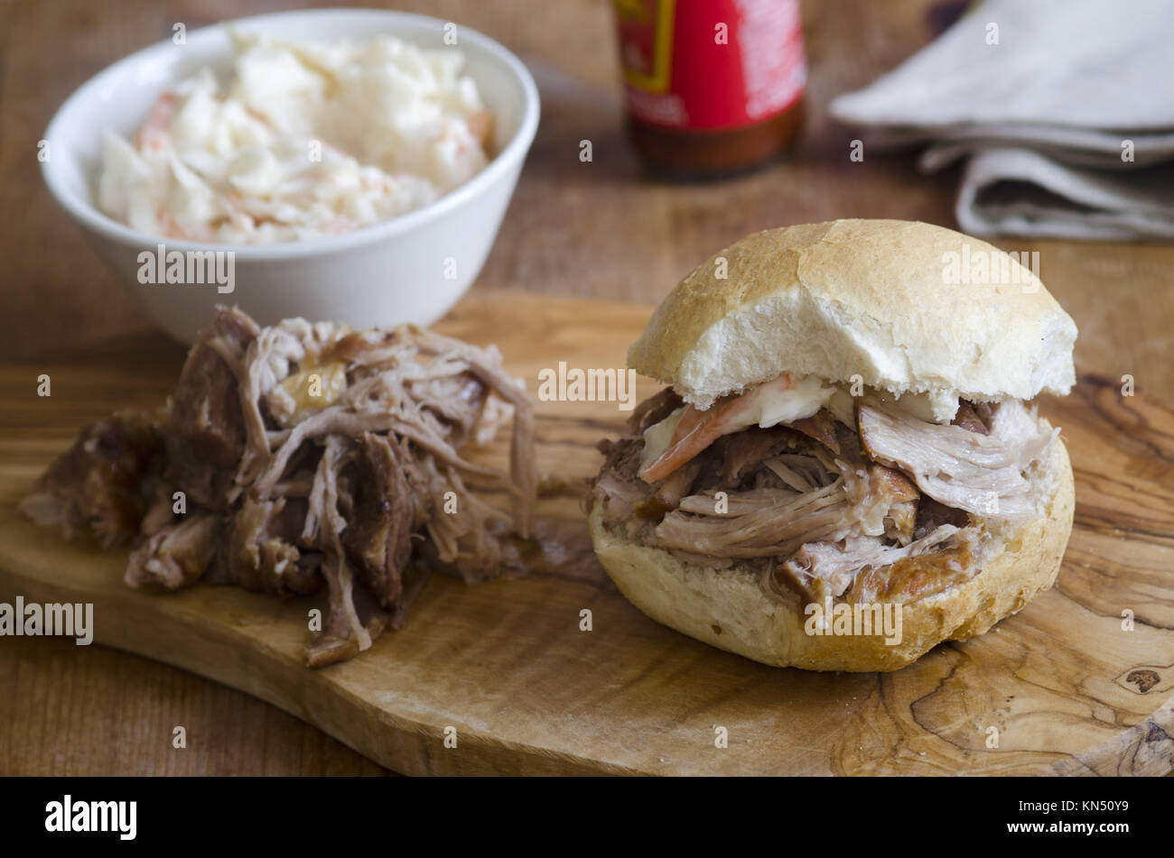 Tirate la carne di maiale e coleslaw fatti in casa. Foto Stock