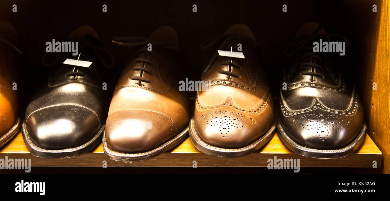 Scarpe italiane in un negozio a Milano, vicino a Via Montenapoleone Foto  stock - Alamy