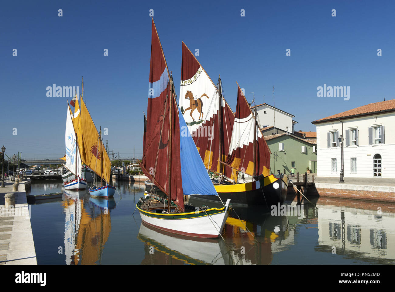 Cesenatico (FO),Romagna,l'Italia,il porto canale,disegnato da Leonardo Da  Vinci, con le tipiche imbarcazioni da pesca del Mare Adriatico, l'Agenzia  Marittima Foto stock - Alamy