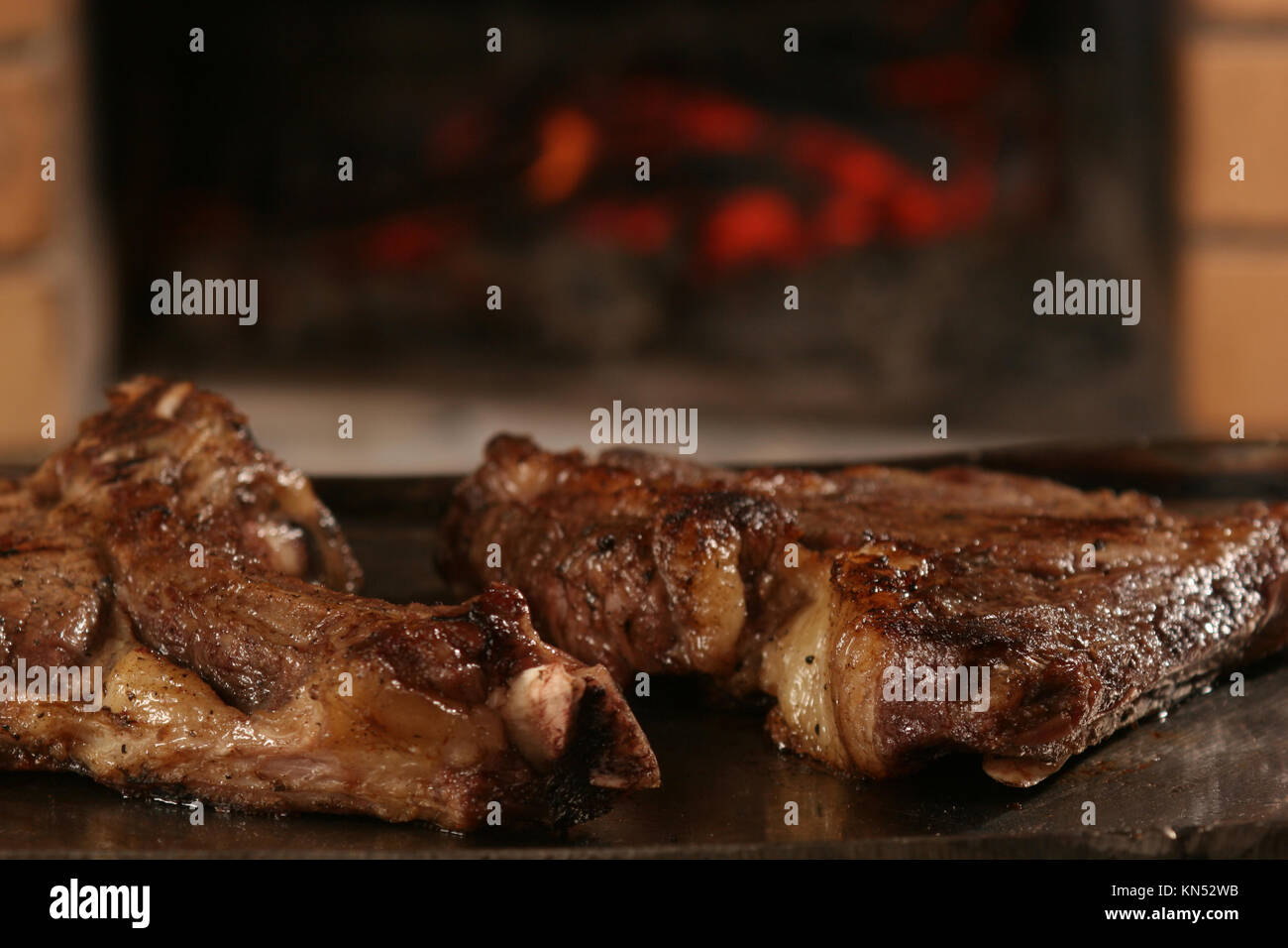 Carne, fritte sulle braci Foto Stock