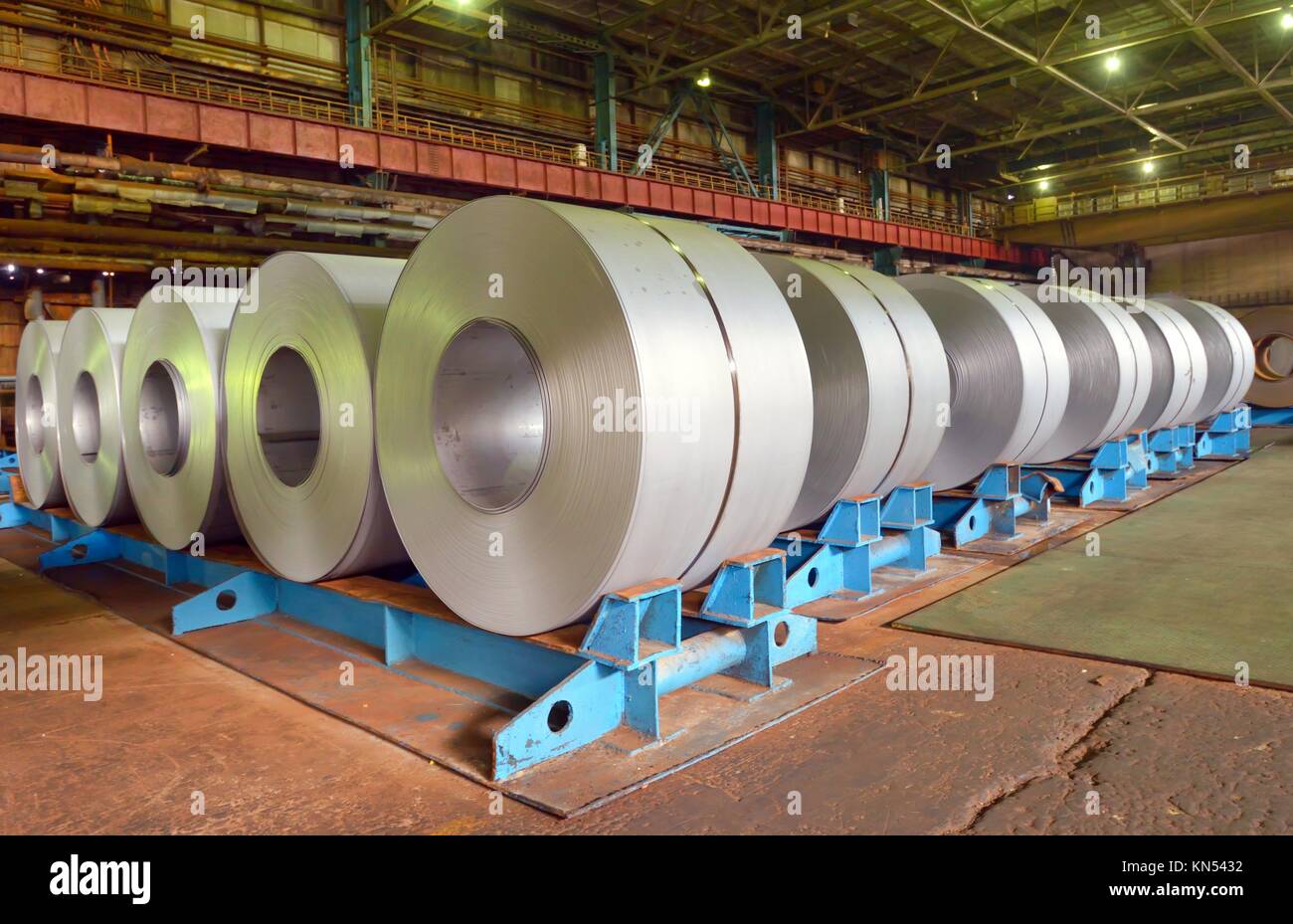 Rotoli di lamiera di acciaio in una fabbrica Foto stock - Alamy