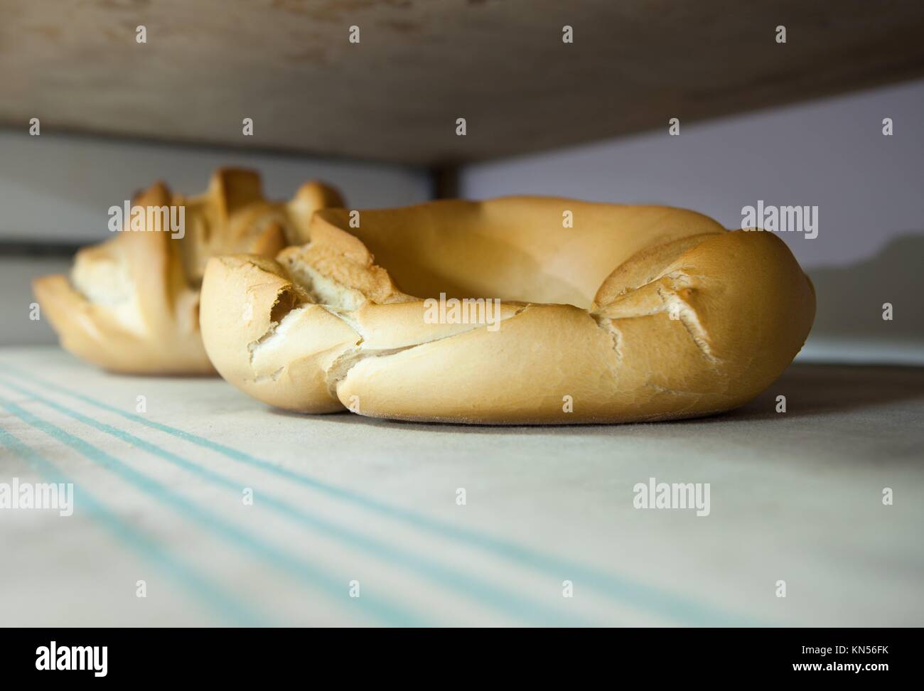 Ciambella pane fresco. Processo di fabbricazione del pane spagnolo. Foto Stock