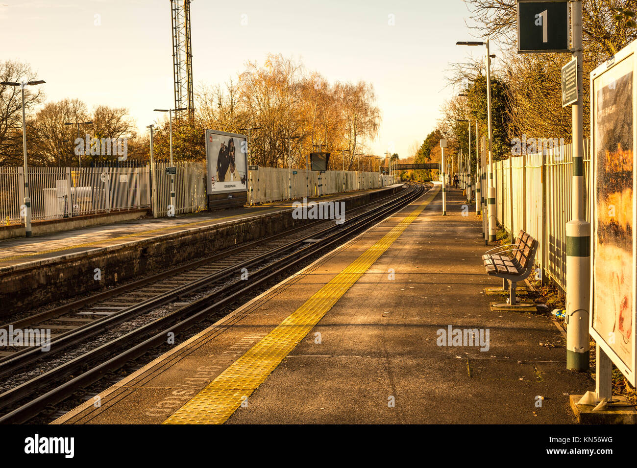 Piattaforme deserte presso UNA stazione ferroviaria nel sud di Londra, come la gente seguire le linee guida governative sui viaggi durante l'epidemia di Coronavirus Foto Stock