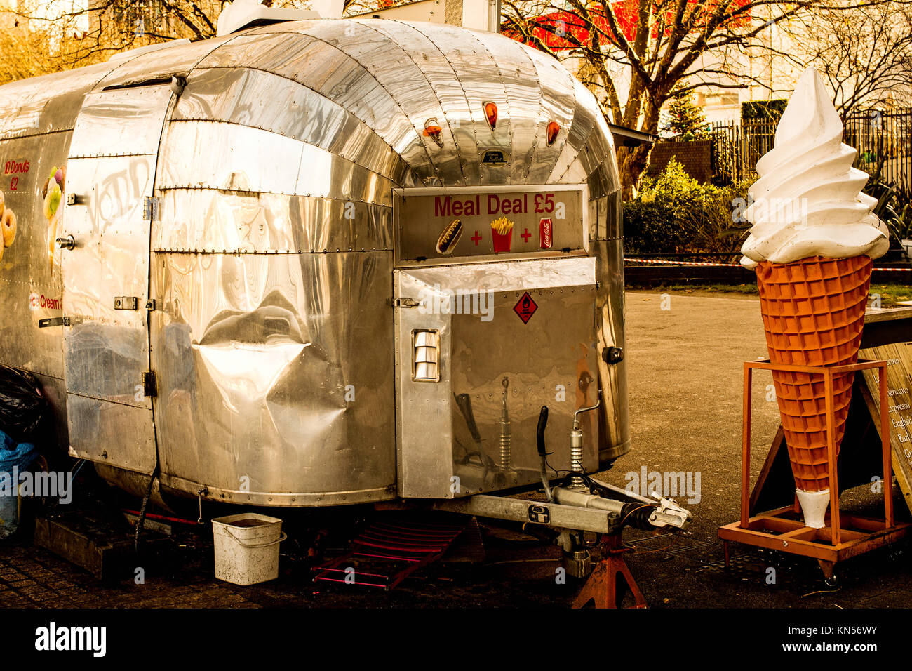 Venditore ambulante venditore di cibo in un 1950 in stile americano Caravan in acciaio Bankside Londra con un cono gelato Foto Stock