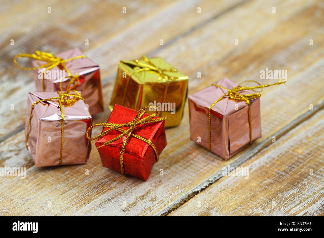 Shiny regali di Natale sul rustico superficie in legno con spazio di copia Foto Stock