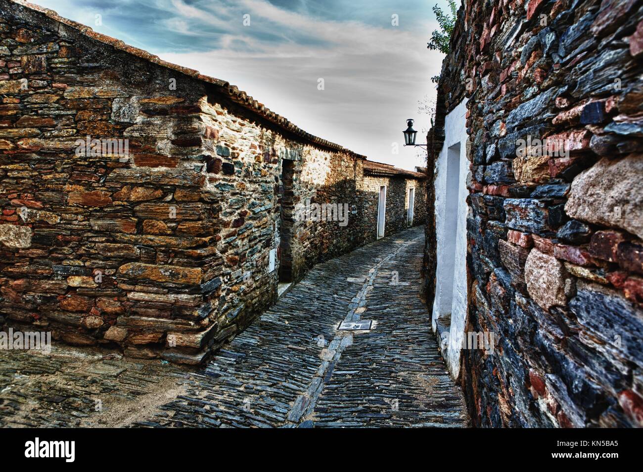 Magnifico villaggio di Monsaraz; tradizionale street con piccole case bianche e tegole rosse una vista tipica del sud del paese. Foto Stock