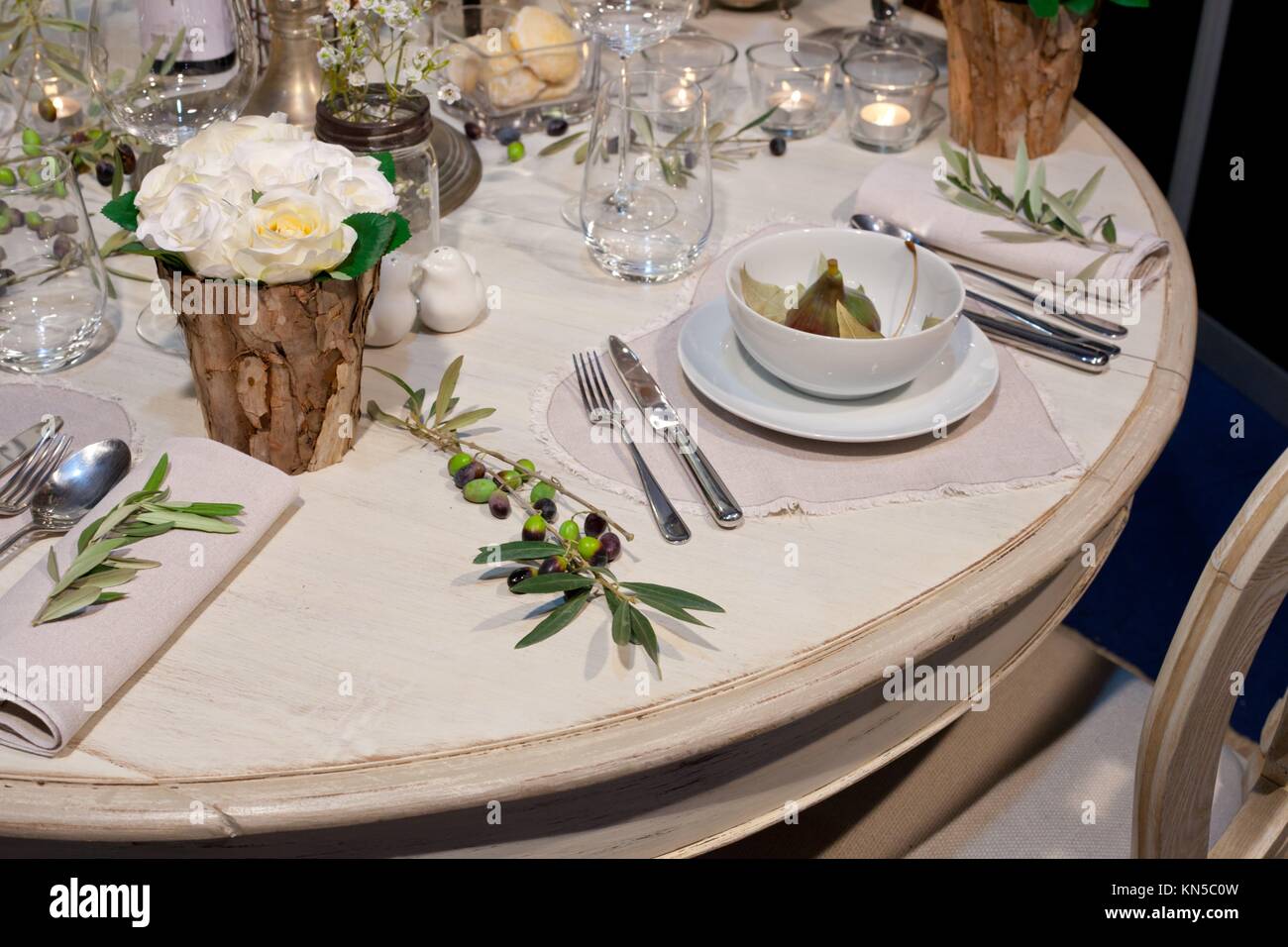 Decorazione di nozze con tavolo in legno vasi tronco, Fichi e olive branch. Foto Stock