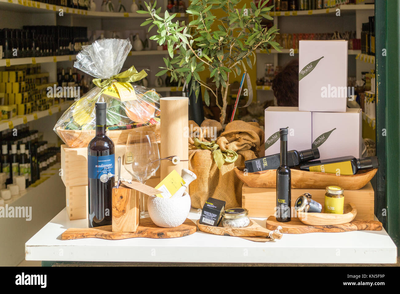 Display del vino, olio di oliva e tartufo bianco e nero fuori dal negozio, Dubrovnik, Croazia Foto Stock