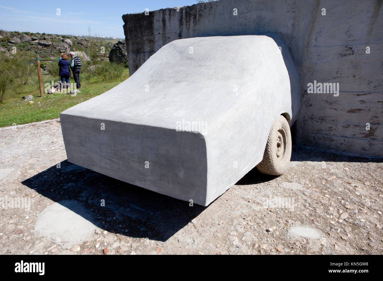 MALPARTIDA, SPAGNA: aria aperta la scultura intitolata VOAEX a los Barruecos parco naturale, appartengono a Wolf Vostell artista. Foto Stock
