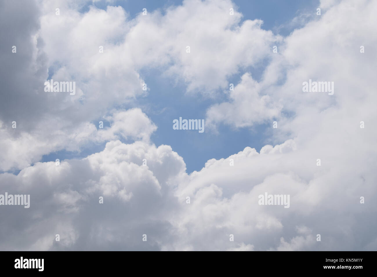 A forma di cuore le nuvole in un luminoso e cielo chiaro. Foto Stock