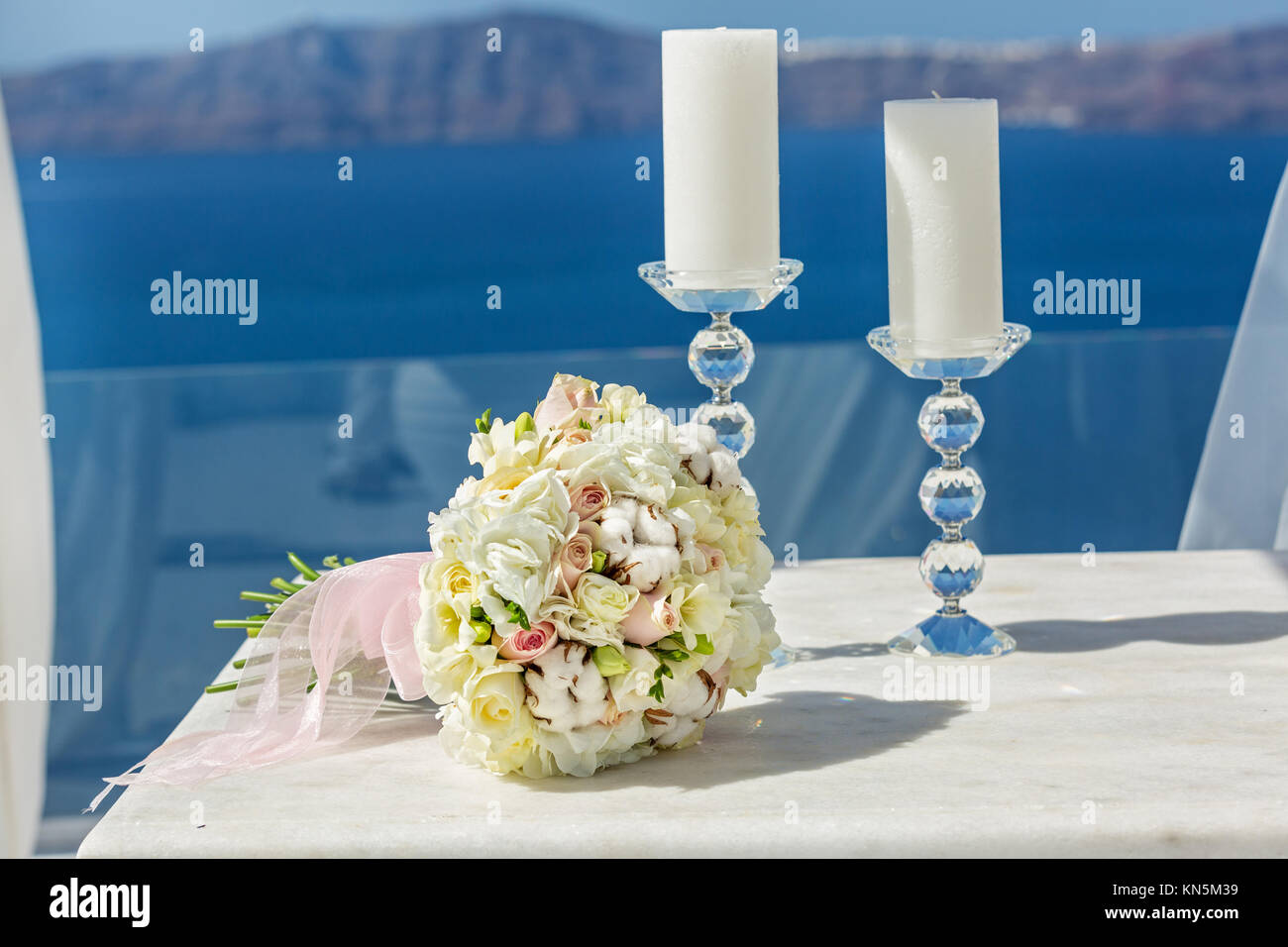 Matrimonio di fiori e candele sullo sfondo del mare Foto Stock