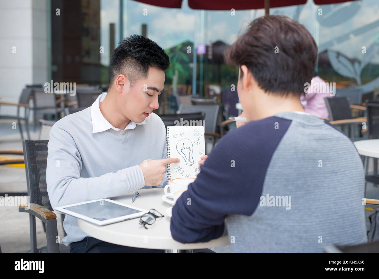 Bello Asian business colleghi o studenti universitari lavorare insieme utilizzando laptop, progetto di avvio della riunione o il lavoro di squadra brainstorm concetto, al caffè s Foto Stock