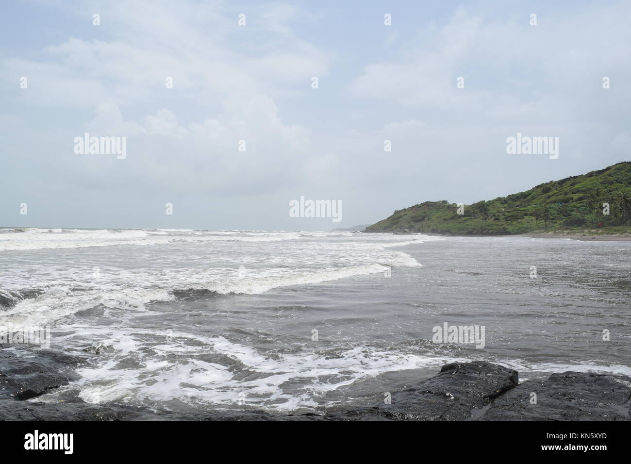 Spiaggia di sabbia di immagini. Raffreddare la spiaggia con nessun popolo. Bellissima spiaggia sfondo per sito web o desktop. Incredibile seashore / ocean / spiaggia vista. La splendida spiaggia Foto Stock
