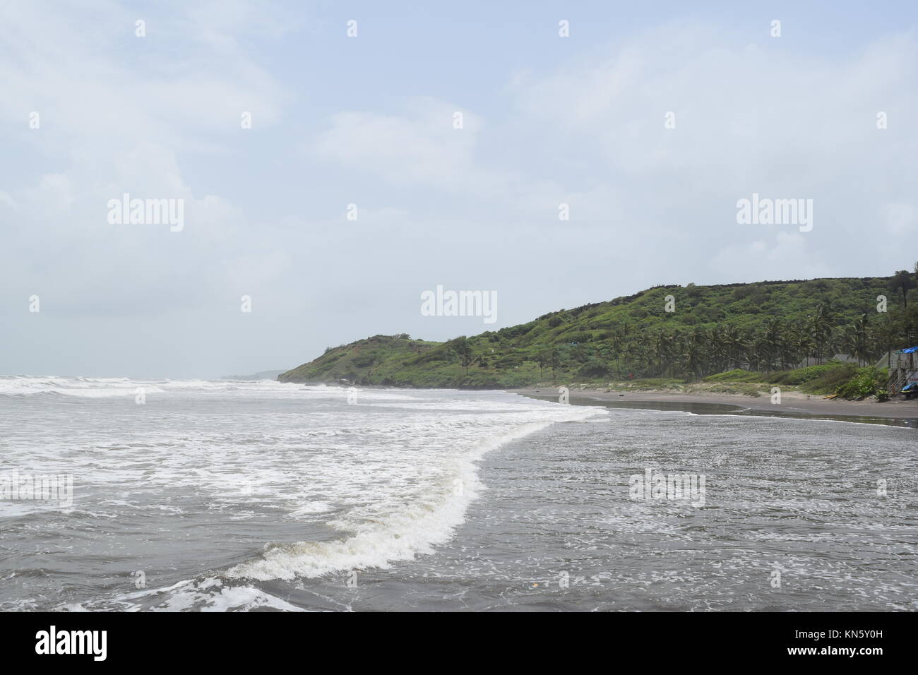 Spiaggia di sabbia di immagini. Raffreddare la spiaggia con nessun popolo. Bellissima spiaggia sfondo per sito web o desktop. Incredibile seashore / ocean / spiaggia vista. La splendida spiaggia Foto Stock