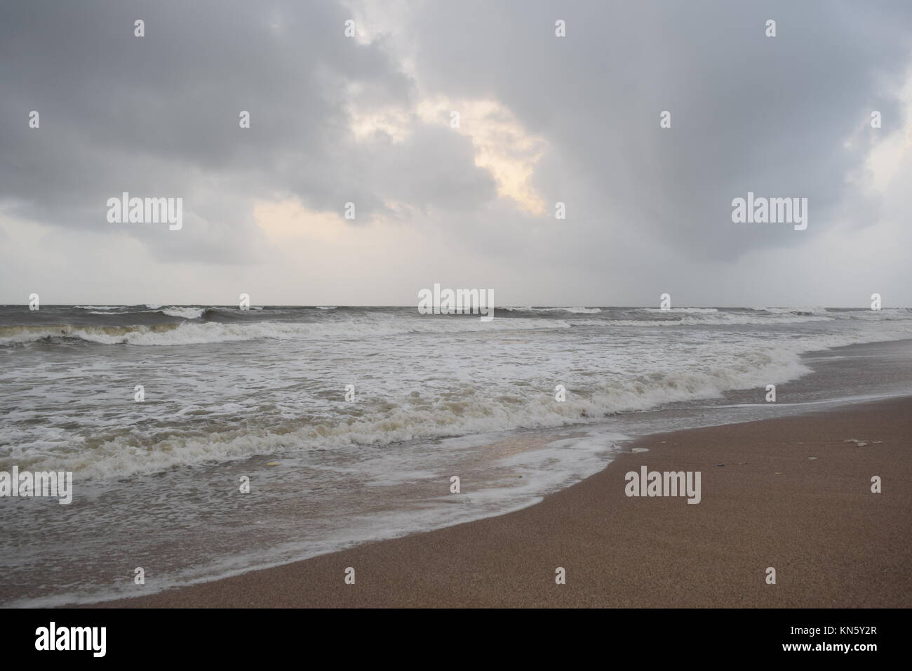 Spiaggia di sabbia di immagini. Raffreddare la spiaggia con nessun popolo. Bellissima spiaggia sfondo per sito web o desktop. Incredibile seashore / ocean / spiaggia vista. La splendida spiaggia Foto Stock