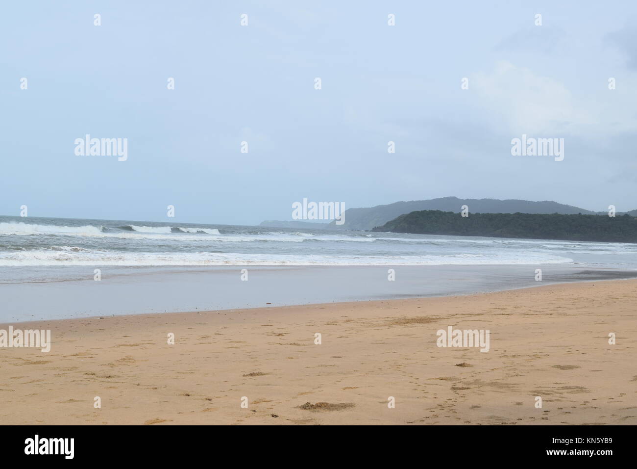 Spiaggia di sabbia di immagini. Raffreddare la spiaggia con nessun popolo. Bellissima spiaggia sfondo per sito web o desktop. Incredibile seashore / ocean / spiaggia vista. La splendida spiaggia Foto Stock