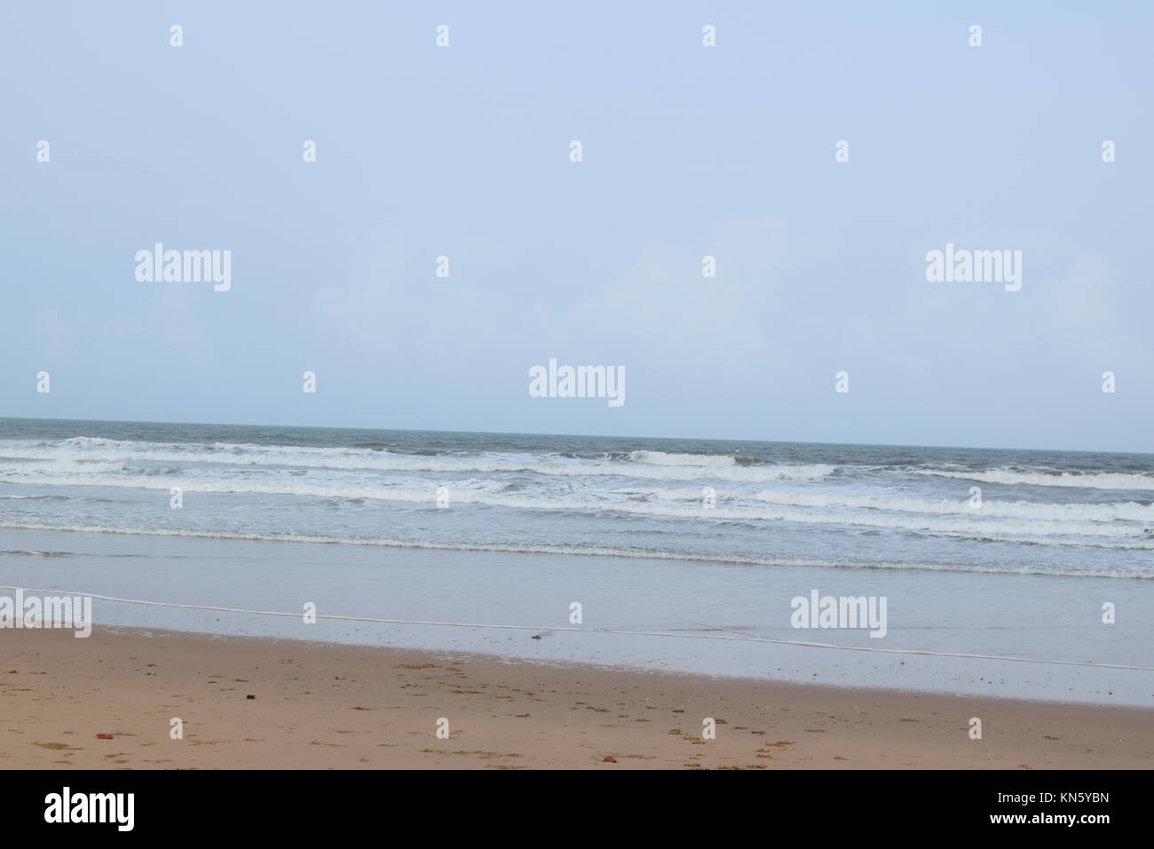 Spiaggia di sabbia di immagini. Raffreddare la spiaggia con nessun popolo. Bellissima spiaggia sfondo per sito web o desktop. Incredibile seashore / ocean / spiaggia vista. La splendida spiaggia Foto Stock