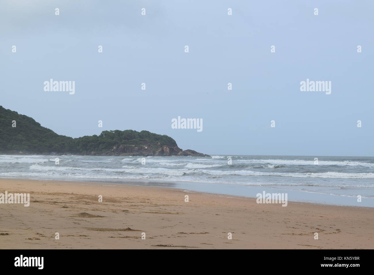 Spiaggia di sabbia di immagini. Raffreddare la spiaggia con nessun popolo. Bellissima spiaggia sfondo per sito web o desktop. Incredibile seashore / ocean / spiaggia vista. La splendida spiaggia Foto Stock