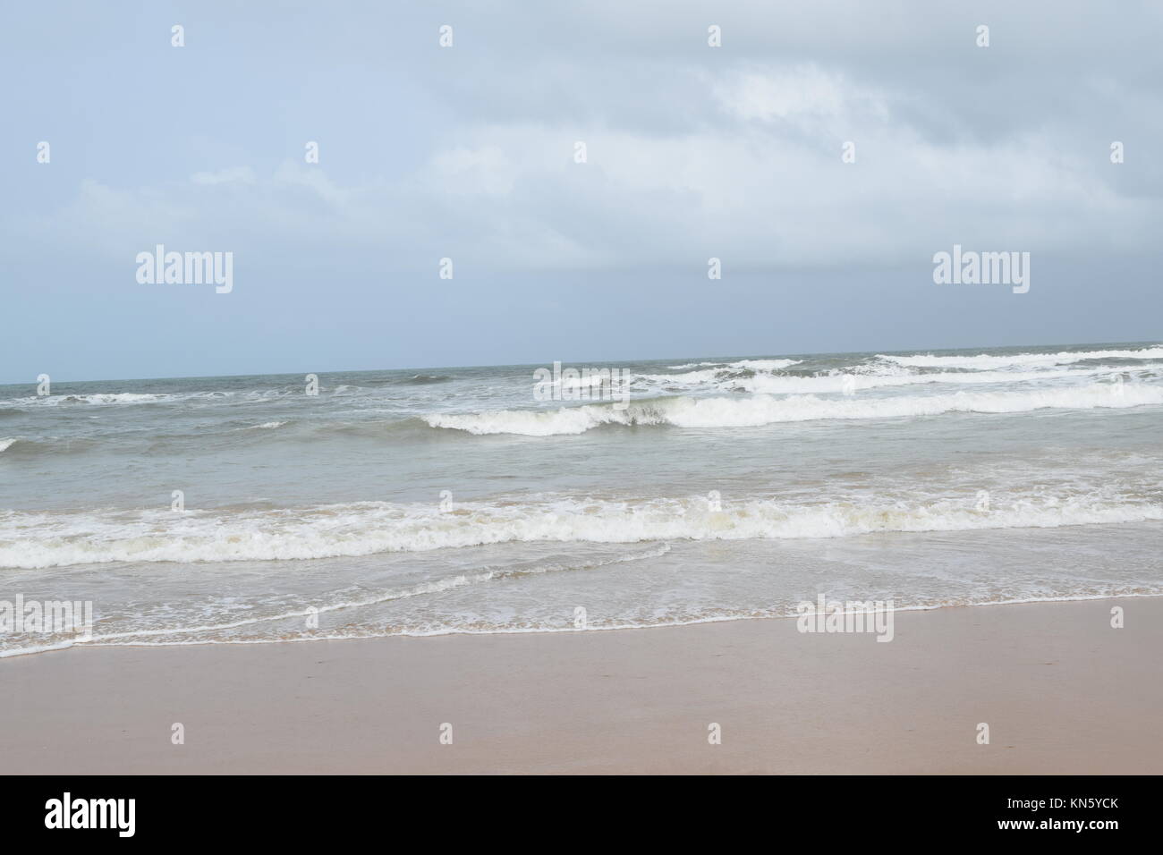 Spiaggia di sabbia di immagini. Raffreddare la spiaggia con nessun popolo. Bellissima spiaggia sfondo per sito web o desktop. Incredibile seashore / ocean / spiaggia vista. La splendida spiaggia Foto Stock