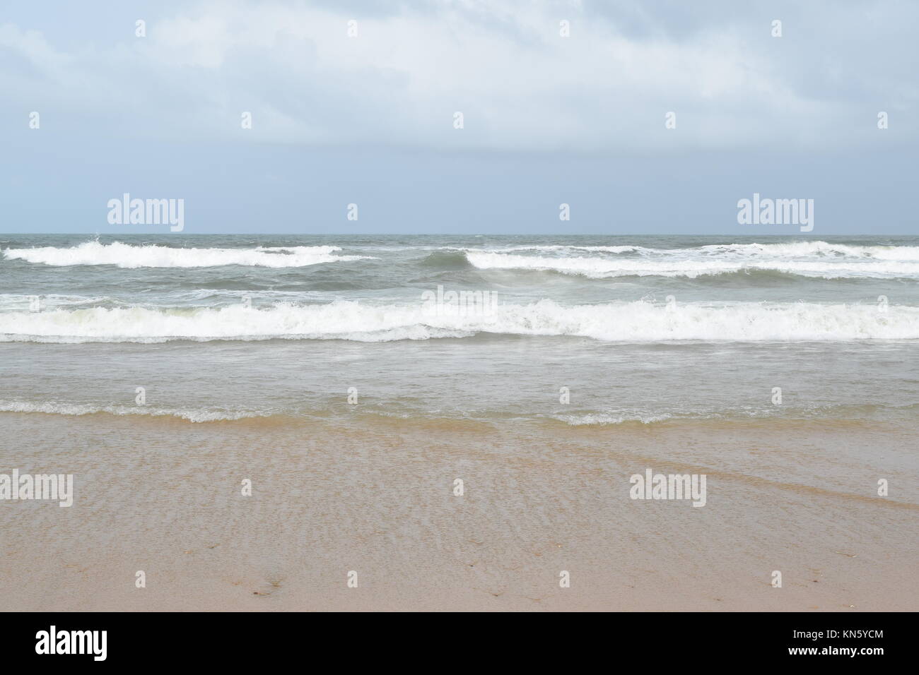 Spiaggia di sabbia di immagini. Raffreddare la spiaggia con nessun popolo. Bellissima spiaggia sfondo per sito web o desktop. Incredibile seashore / ocean / spiaggia vista. La splendida spiaggia Foto Stock