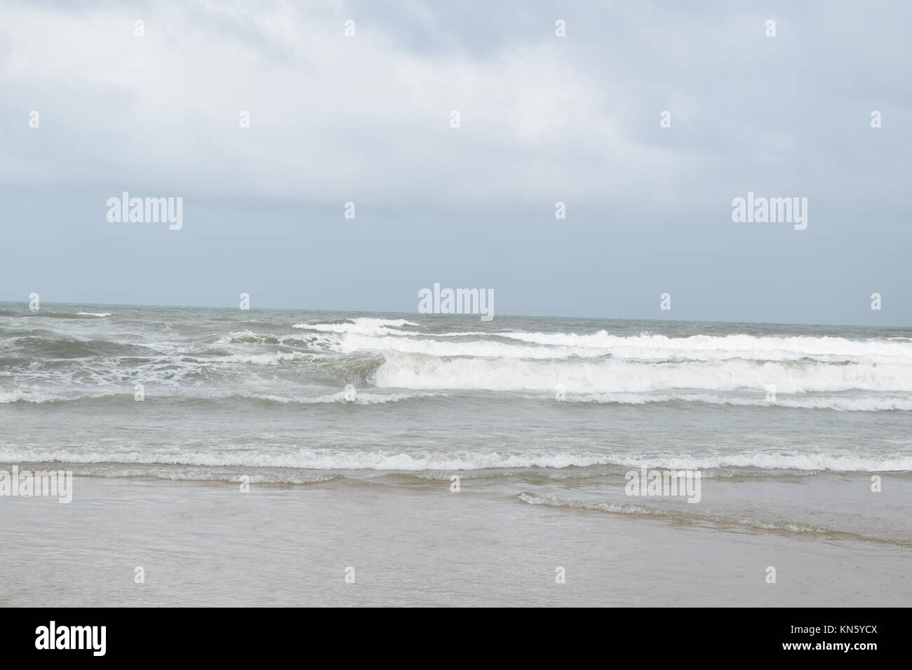 Spiaggia di sabbia di immagini. Raffreddare la spiaggia con nessun popolo. Bellissima spiaggia sfondo per sito web o desktop. Incredibile seashore / ocean / spiaggia vista. La splendida spiaggia Foto Stock