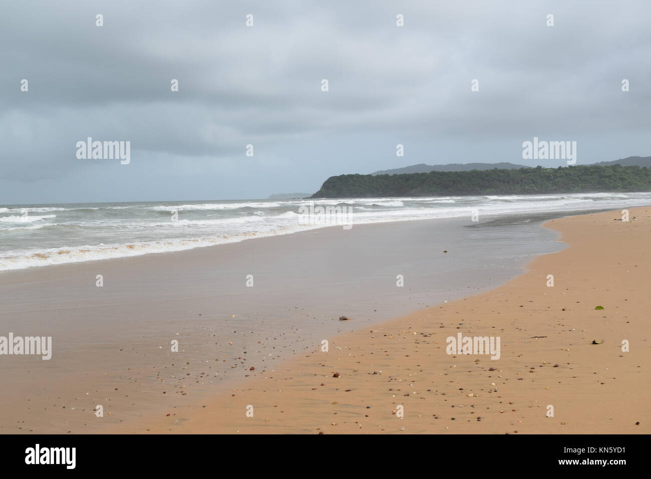 Spiaggia di sabbia di immagini. Raffreddare la spiaggia con nessun popolo. Bellissima spiaggia sfondo per sito web o desktop. Incredibile seashore / ocean / spiaggia vista. La splendida spiaggia Foto Stock